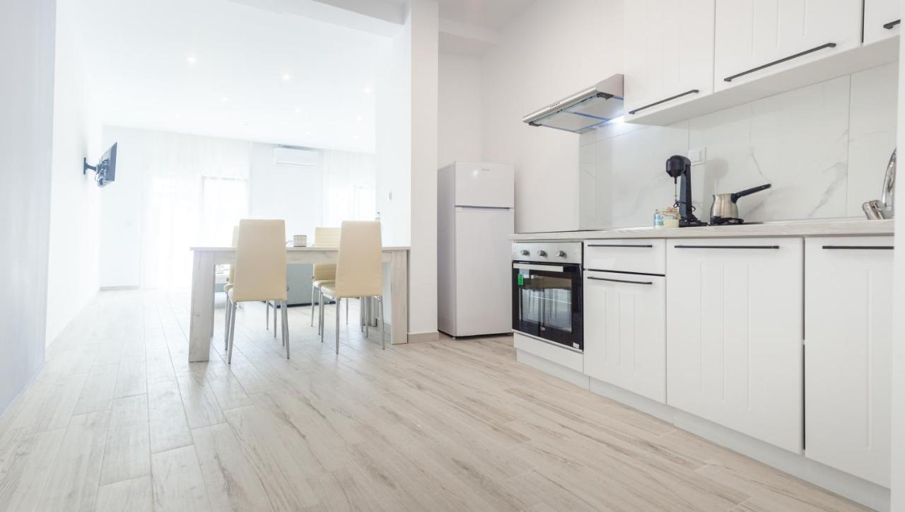 Diamanti Apartments Downtown Лименас Екстериор снимка